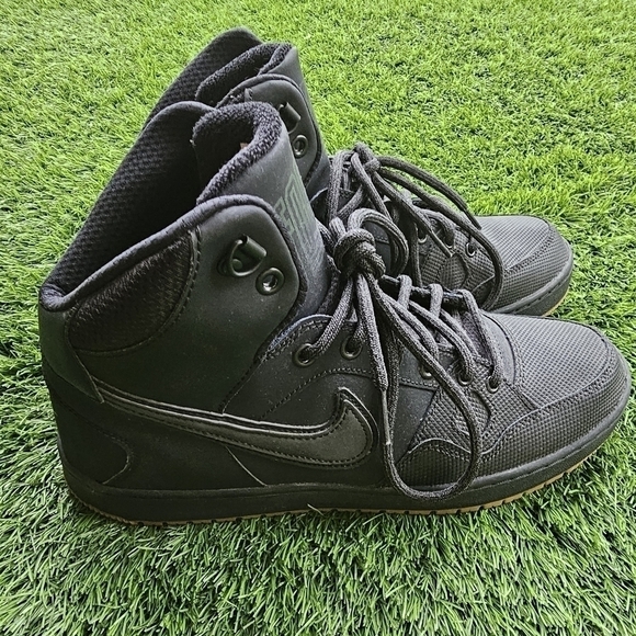 Nike force men's sneakers in size 9.5, color black in great condition - Picture 15 of 15